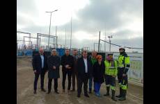 Uczestnicy delegacji na terenie budowy lądowej stacji elektroenergetycznej.