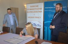 Prezes Sudeckiego Stowarzyszenia BHP Małgorzata Kowalska podpisuje porozumienie.