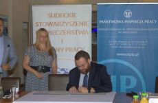 Kierownik Działu Szkoleń OS PIP Łukasz Paroń podpisuje porozumienie.