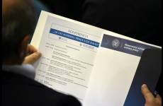 Uczestnik konferencji z materiałami.